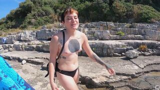 Hot Model Brille Masturbating On A Rocky Beach With A Dildo While On Vacation Next To The Sea