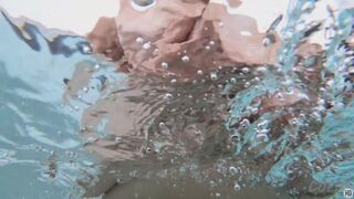 Vanessa Klein Masturbating Underwater In The Jacuzzi With A Glass Dildo