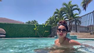 باربي نجد السعوديه عريانه تتمحن في البول/ Horny Saudi Barbienjd Naked In The Pool