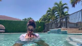 باربي نجد السعوديه عريانه تتمحن في البول/ Horny Saudi Barbienjd Naked In The Pool