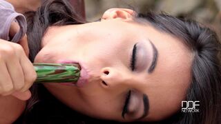 Hot Garden Fingerings - Spanish Senorita Sizzles - PornWorld