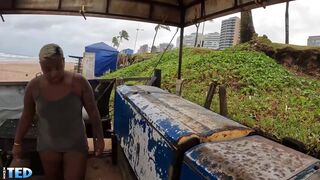 Fille Bahianaise S Etale Sur La Plage Pendant La